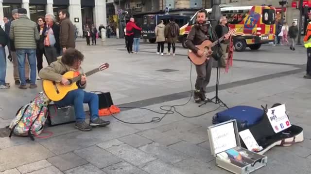 Duetto con chitarrista fantastico per le strade di Madrid - Che sarà, Ricchi e poveri Cover