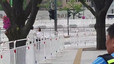 20190703_V3_S07(ciUI-cgkBXg)신비스러운 동물 한마리가 트럼프 대통령 1호차 앞을