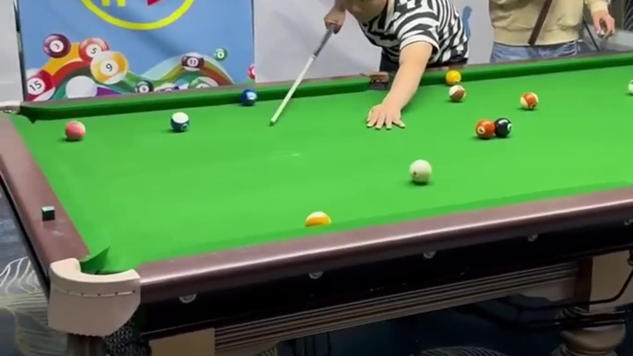 8 balls pool funny video.