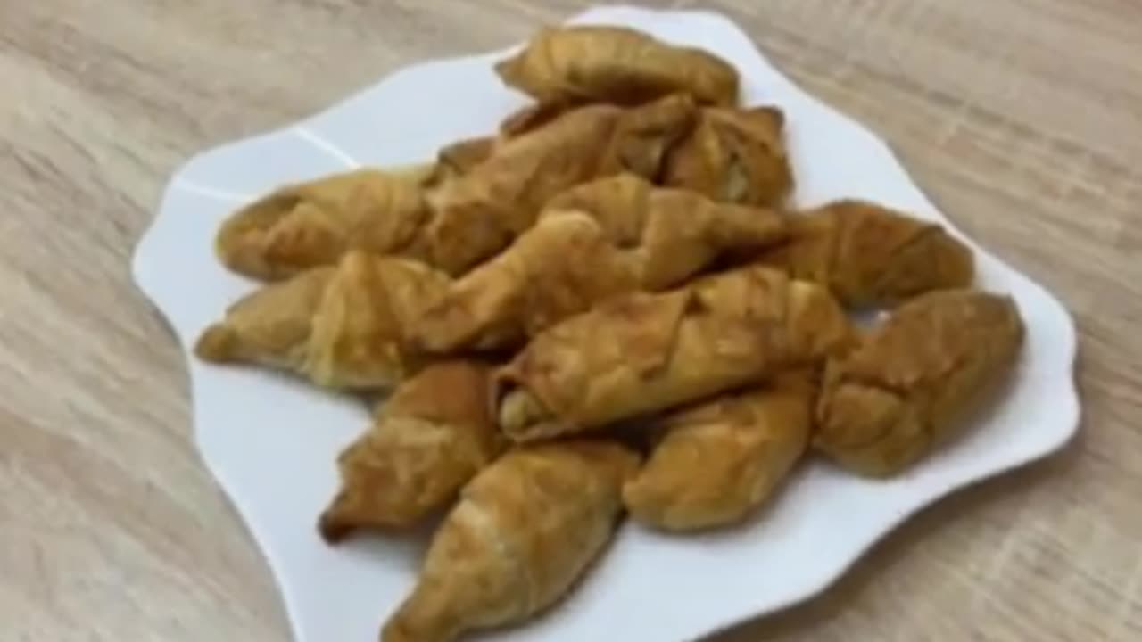 Leckere Croissants mit Schokolade. Hausgemachtes Rezept!