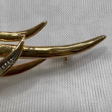 18KGP Gold Tone Pin. Made with Swarovski Crystals. Rare Find. Brooch. Party.