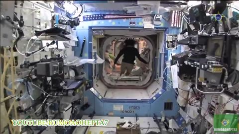 Life on Board the International Space Station_ from launch to return - A vida na estação espacial