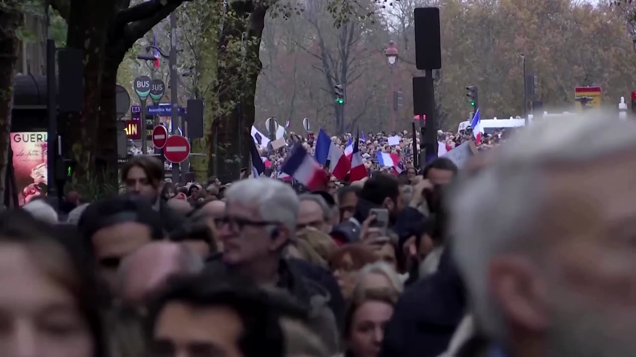 Lawmakers, crowds in Paris march against antisemitism