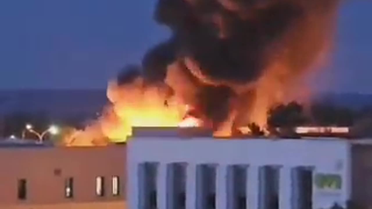 🚨#BREAKING: A major fire is underway in Vaulx-en-Velin near #Lyon, #France.