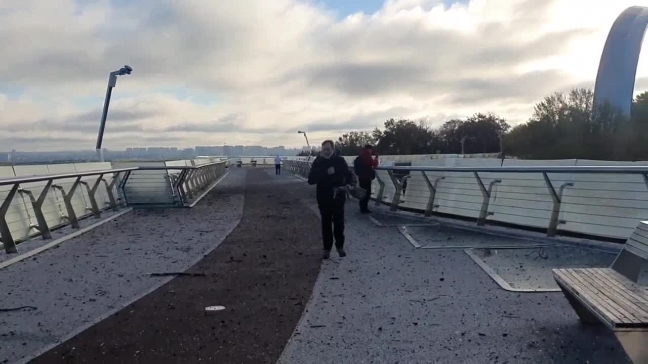 Die Glasbrücke stand nach der Explosion