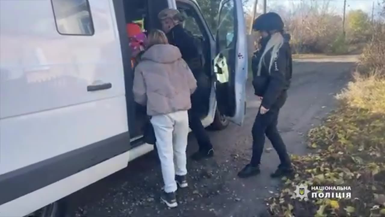 In Sumy Oblast, "White Angel" evacuated a resident of Bilopil with her young