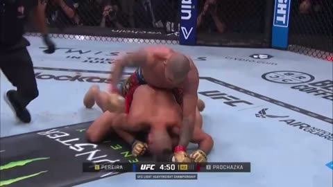 🥶 Head kick KO by Alex Pereira.