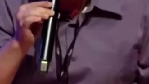 Adrilles Jorge pedindo pela democracia e fora a ditadura de @lexandr3 de M0r@es