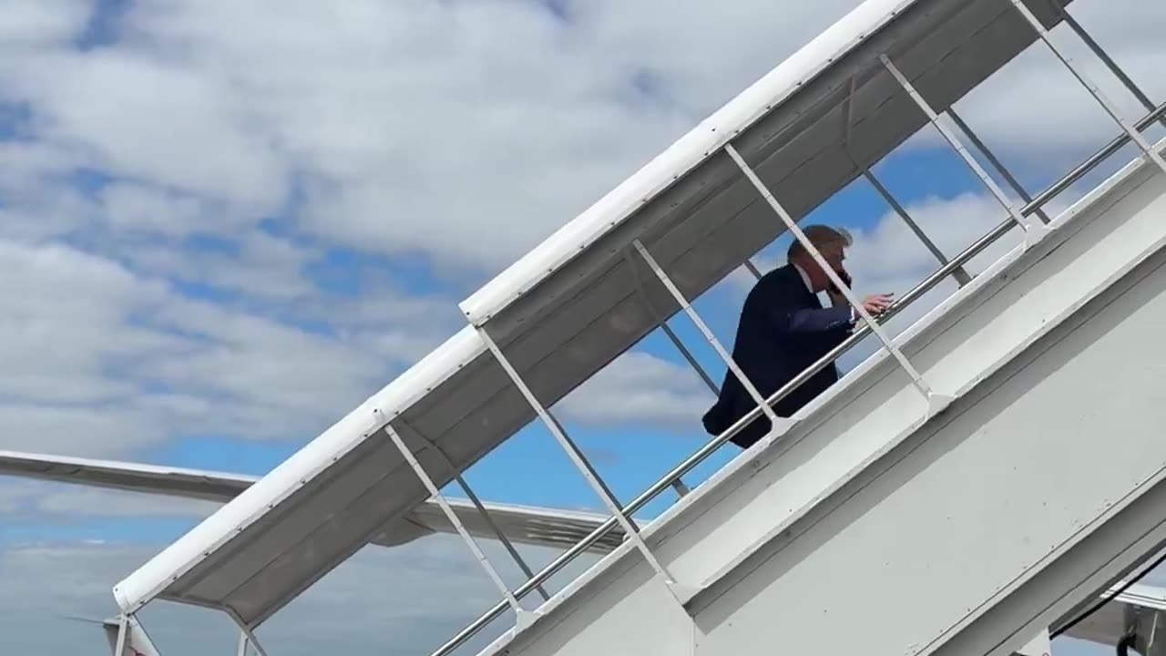 President DonaldTrump en route to SpaceX !!! 🚀