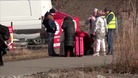 The anxious wait for relatives at Ukraine's border