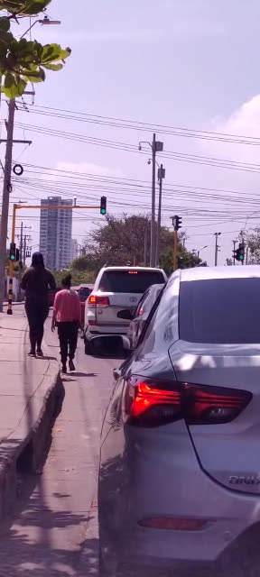 “Solo dura 20 segundos en verde”: conductores sobre semáforo en Avenida del lago