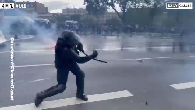 French Protest Vaccine Passports, Police join in Solidarity with Freedom Protesters