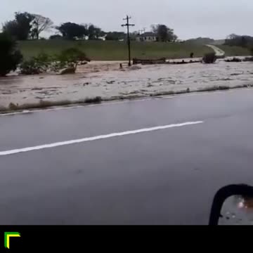 Viatura da PRF é arrastada pela correnteza no RS após rompimento de barragem