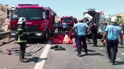 Dozens dead in Turkey after compounded road crashes | DW News