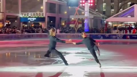 Performance inBryant Park before thetree lighting