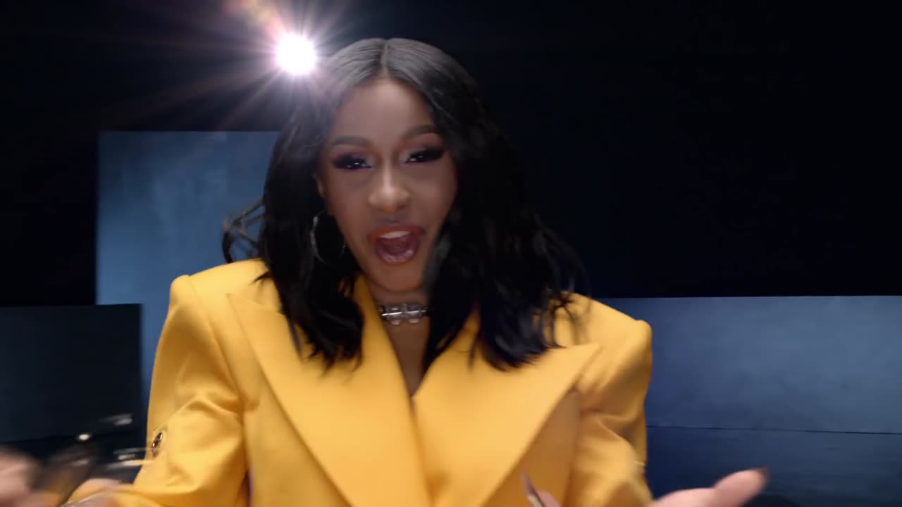 Maroon 5 - Girls Like You ft. Cardi B (Official Music Video)