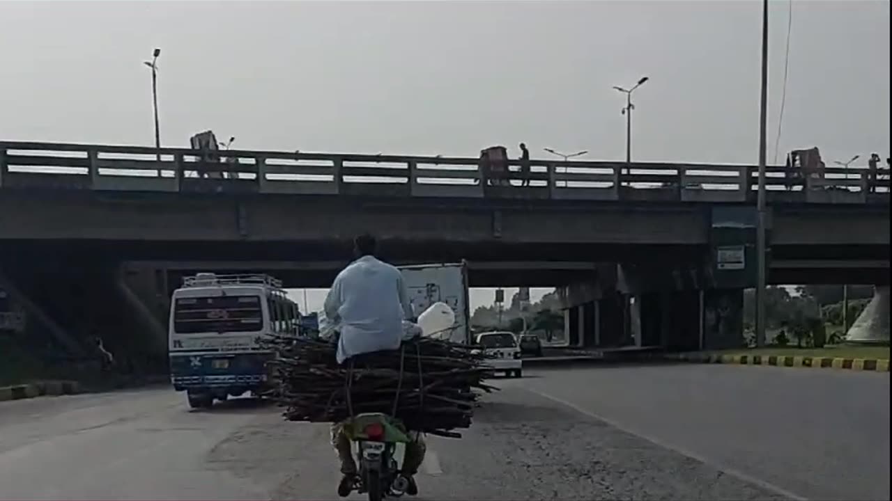 Very Funny Clip See Work Of Pakistani Man