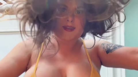 Sexy Gir Shaking Boobs 😍