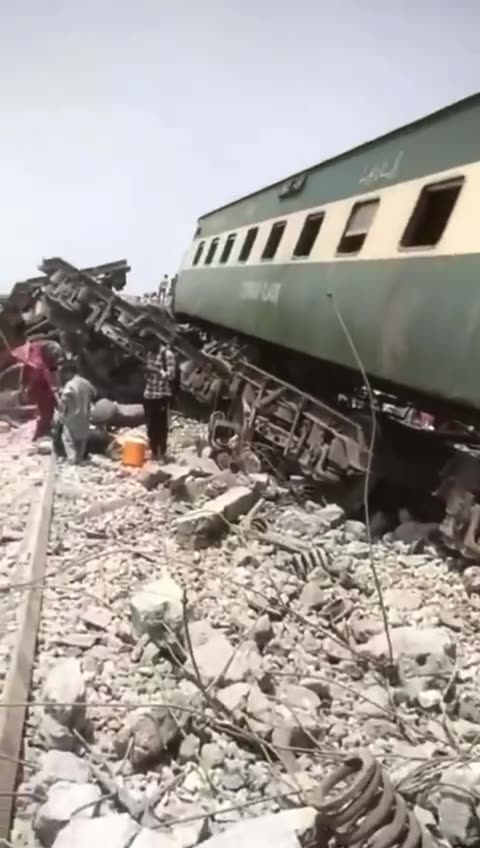 Wykolejenie pociągu w Nawabshah w Pakistanie – 15 zabitych, 40 rannych, wielu uwięzi