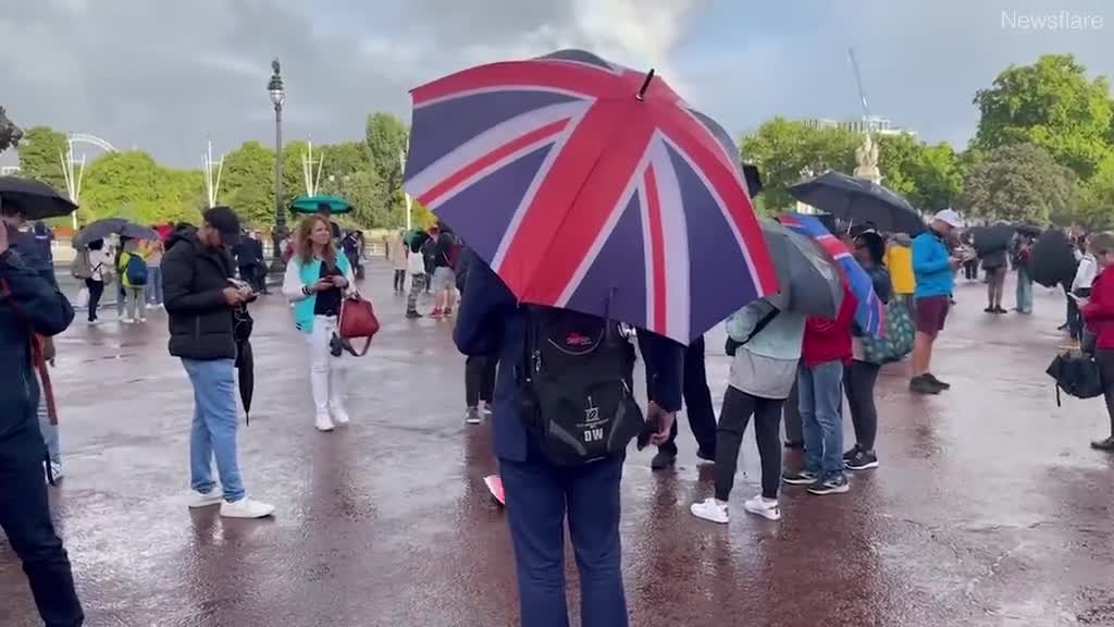 A double rainbow appeared above Buckingham Palace after the Queen's death was announced