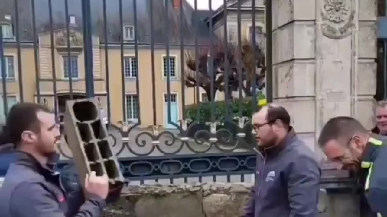 French farmers building a walk to lock up politicians