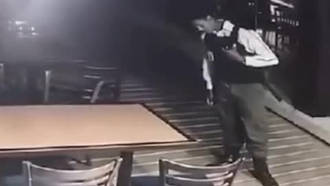 Ele está conversando com um fantasma.