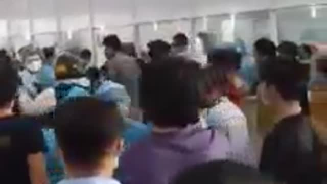 Patients who are positive for covid 19, riots over food at the hospital stop fighting