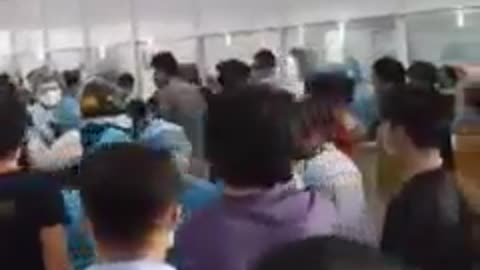 Patients who are positive for covid 19, riots over food at the hospital stop fighting