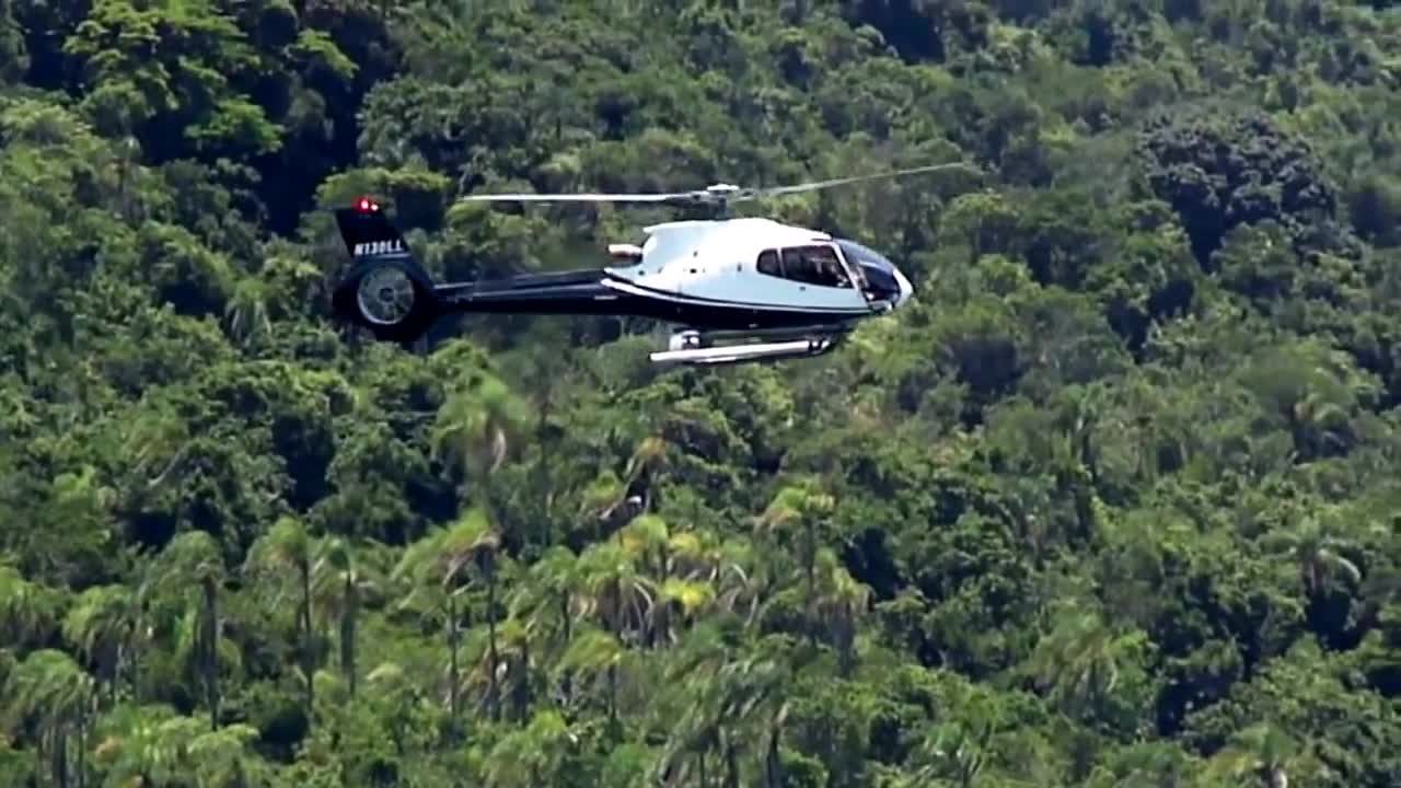 Helicóptero pousando no yacht Lady Christine em Angra