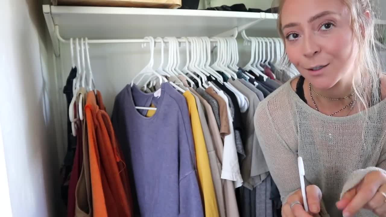 WHAT I EAT IN A DAY + MY MINIMALIST CLOSET TOUR