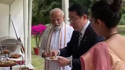 Pm Modi Japan me golgappe khate huye