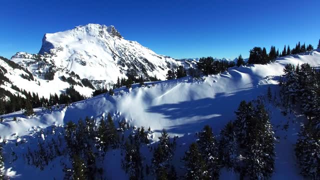 Drone captures breathtaking mountain snowboarding footage