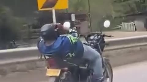 motorizado irresponsable conduce acostado en el norte de Bucaramanga