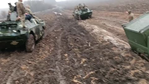 Ukrainian fighters stuck in mud outside Bakhmut (Artyomovsk)