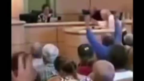 Egy fehérkalapos arról beszél , hogy mennyi az esővíz aluminium tartalma.