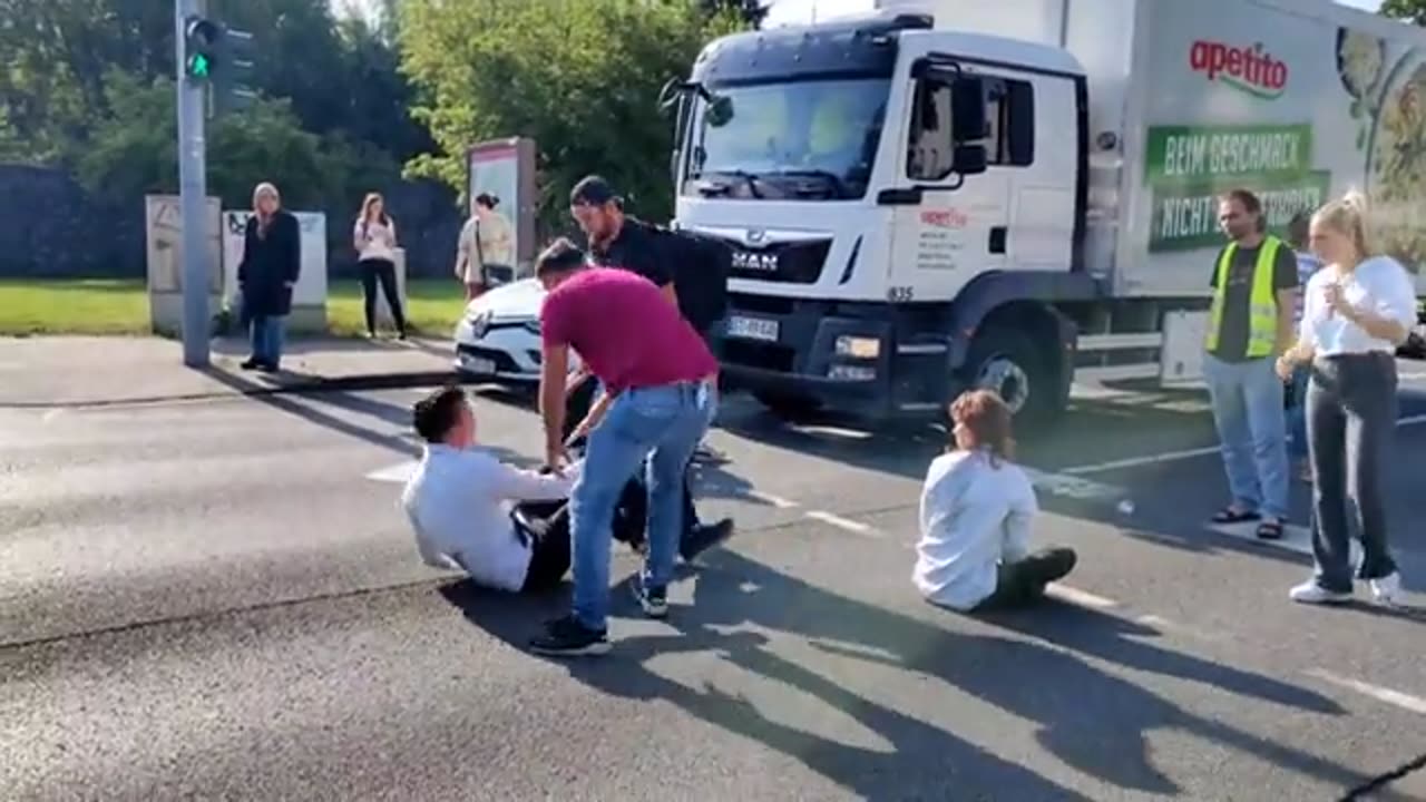 More climate change protestors blocking traffic | Germany