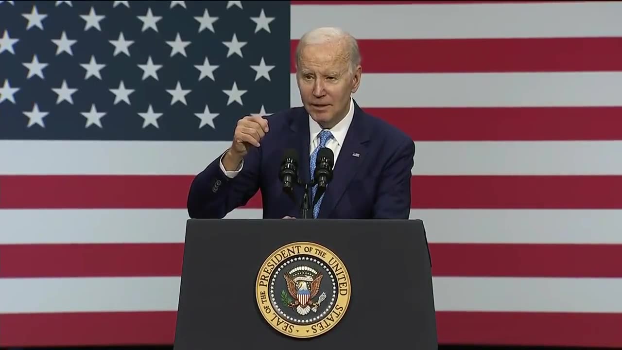 Crowd Laughs In Joe Biden's Face For Not Being Able To Form Sentences