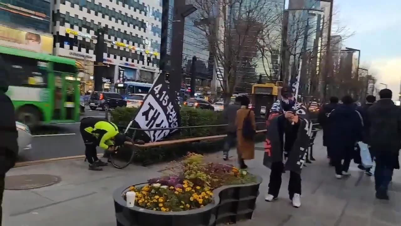 20201226_V3_S01(TjsMe1N63sI)지나가는 시민 반응은_ 오늘도 외칩니다! 강남역에서