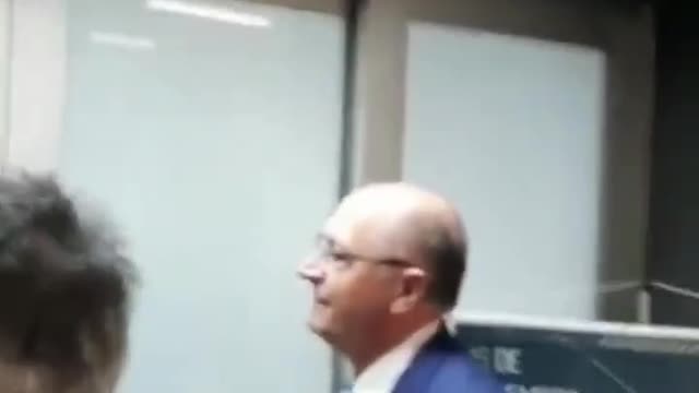 Geraldo Alckmin sendo questionado carinhosamente aonde está o caráter dele!