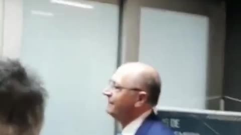 Geraldo Alckmin sendo questionado carinhosamente aonde está o caráter dele!