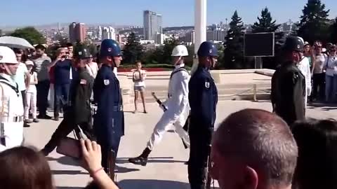 ANITKABİRDE NÖBET DEĞİŞİMİ