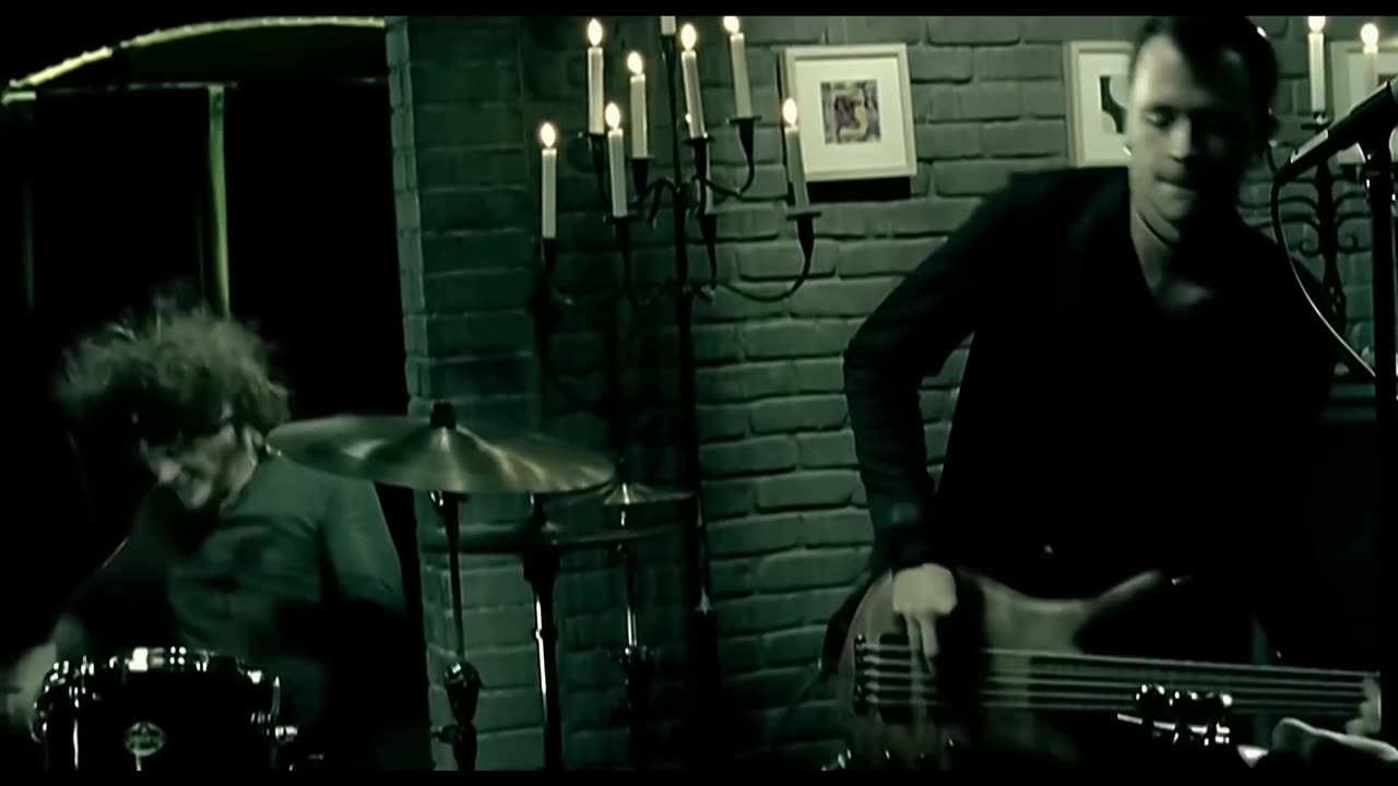 Hinder - Lips Of An Angel (Official Music Video)