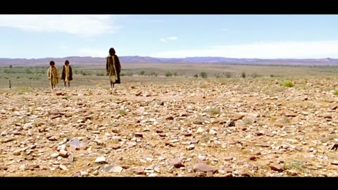 Survival Story Of 3 Sisters Who Walk Without Sleepers In Hot Desert | Film Explained In Hindi.