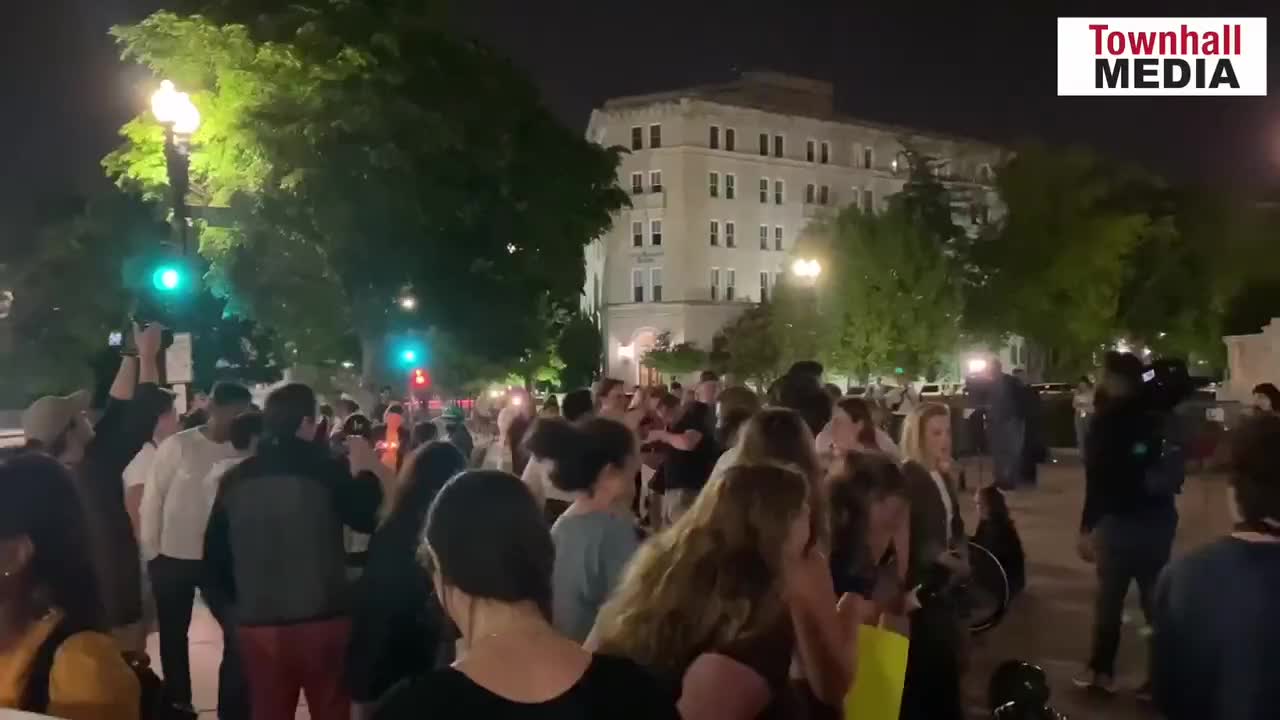 Washington DC: Protesters scream and yell outside SCOTUS to support abortion rights