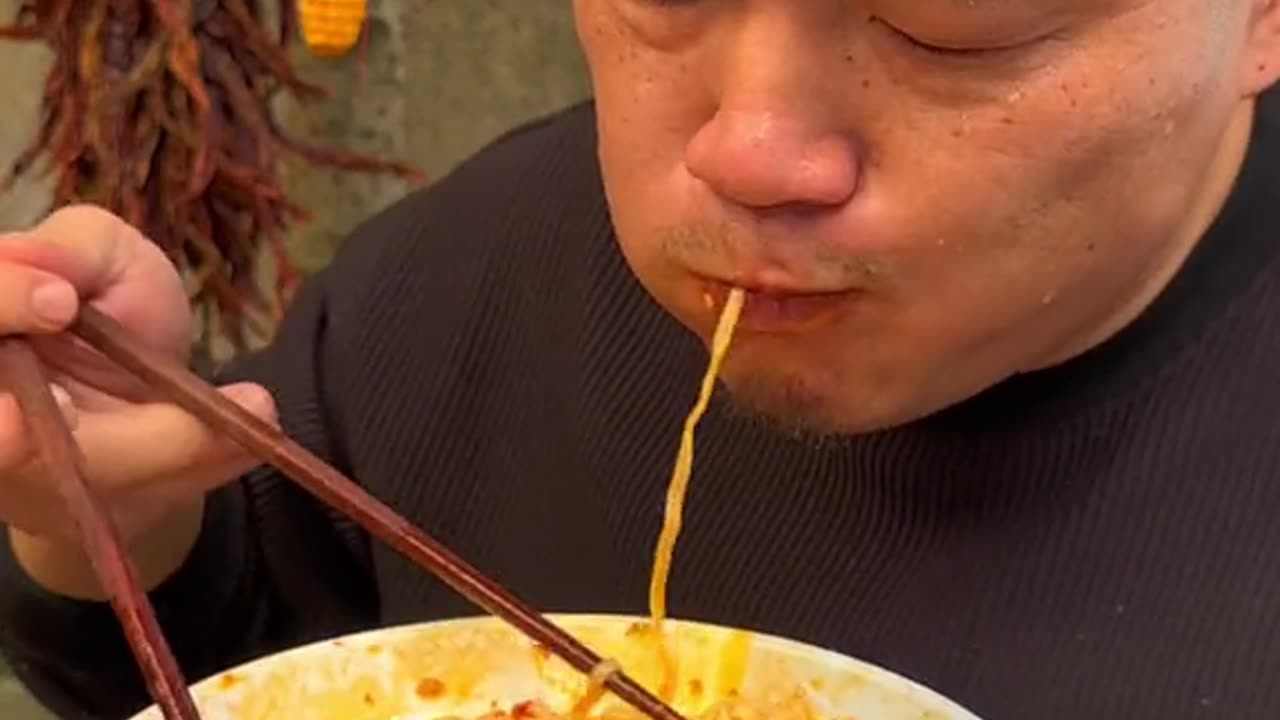 Cook And Eat Super Spicy Pork Feet Soup