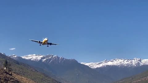 "Extreme Airfield Approaches: The World's Most Thrilling Airplane Landings"