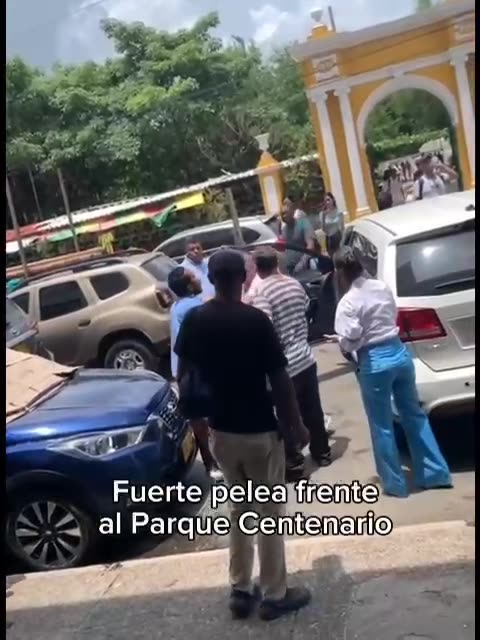 Video: Hombres protagonizan fuerte pelea frente al Parque Centenario