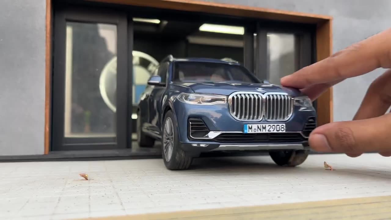 WE MADE A MINIATURE BMW SHOWROOM - 1_18 Scale Diorama