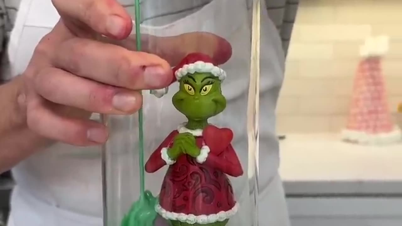 Grinch cake gets Colorful when he lifts the Cup (part 1)