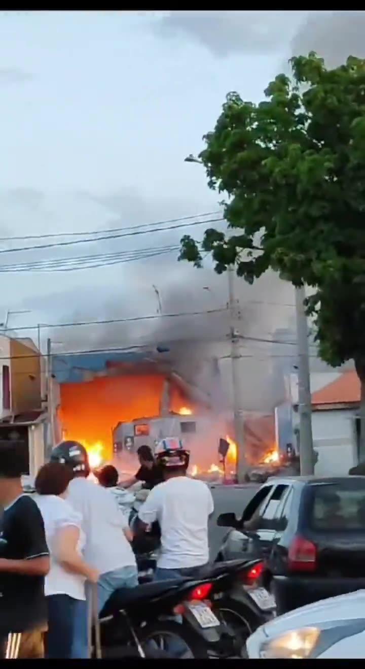Incêndio em loja de fogos de artifício deixa funcionário ferido em Santa Bárbara dOeste (SP)